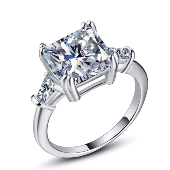 5⭐ Rated Beautiful Princess Cut Engagement Ring - Picture 5 of 6